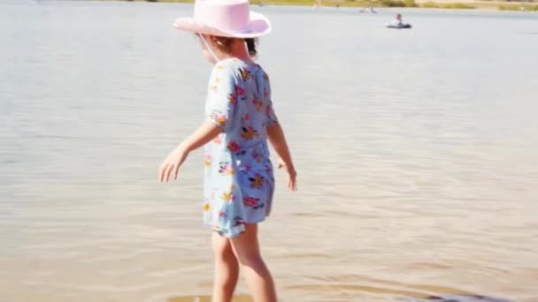 Movimento Lento Meninas Brincando Pequena Praia Chatfield State Park — Vídeo de Stock