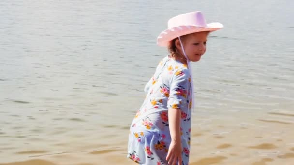 Gerakan Lambat Gadis Kecil Bermain Pantai Kecil Taman Negara Bagian — Stok Video