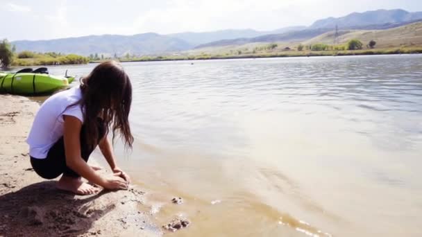 Gadis Kecil Bermain Pantai Kecil Taman Negara Bagian Chatfield — Stok Video