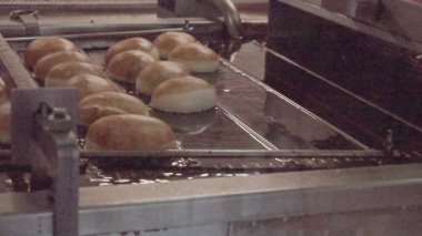 Donuts makine tarafından sanayi üretim.