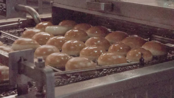 Βιομηχανική Παραγωγή Ντόνατς Από Μηχανή — Φωτογραφία Αρχείου
