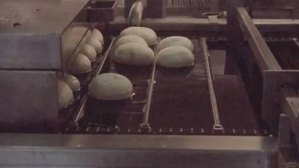 Βιομηχανική Παραγωγή Ντόνατς Από Μηχανή — Φωτογραφία Αρχείου