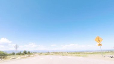 Açık alan Colorado kırsal banliyöde toprak yolda sürüş