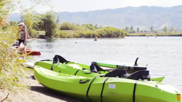 Denver Colorado Eua Setembro 2018 Paddleboarding Pequena Lagoa Chatfield State — Vídeo de Stock