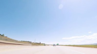 Denver, Colorado, ABD-Eylül 9, 2018 - Chatfield rezervuar Güney Denver yakınlarında asfalt yol üzerinde sürüş