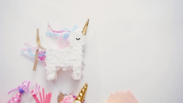 Pequeña Piñata Unicornio Sobre Fondo Blanco — Vídeos de Stock