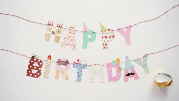 Kinderen Happy Birthday Teken Een Witte Achtergrond — Stockvideo