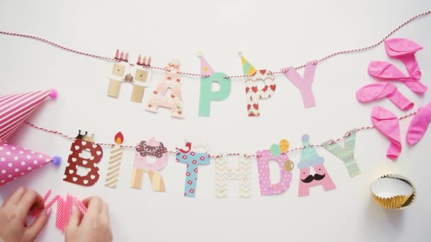 Niños Suministros Fiesta Cumpleaños Sobre Fondo Blanco — Vídeo de stock