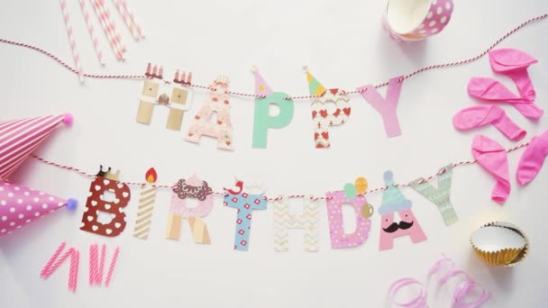 子供の誕生日パーティー用品ホワイト バック グラウンド — ストック動画