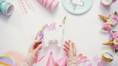 Çocuklar Doğum günü parti malzemeleri beyaz bir arka plan üzerinde.