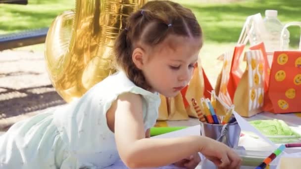 Slow Motion Little Girl Drawing Little Kids Birthday Party Urban — Stock Video