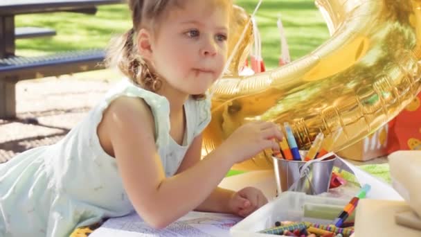 Zeitlupe Kleines Mädchen Zeichnet Auf Der Kleinen Kindergeburtstagsfeier Stadtpark — Stockvideo