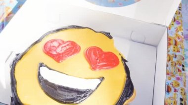 Ağır çekim. Emoji Doğum günü kek pastası küçük çocuk açık Doğum günü partisinde