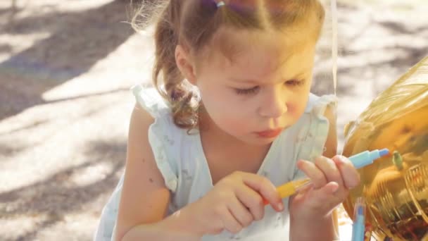 Повільний Рух Маленька Дівчинка Малює Вечірці Дня Народження Маленьких Дітей — стокове відео