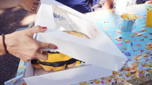 Rallentatore Torta Cupcake Compleanno Emoji Alla Festa All Aperto Compleanno — Video Stock