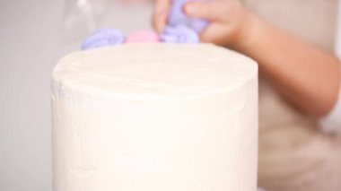 Adım adım. Pasta şefi boru tereyağı krema küçük kız Doğum günü partisi için tek boynuzlu at pasta üzerinde buzlanma