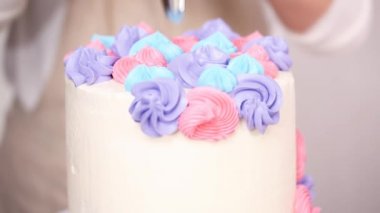 Adım adım. Pasta şefi boru tereyağı krema küçük kız Doğum günü partisi için tek boynuzlu at pasta üzerinde buzlanma