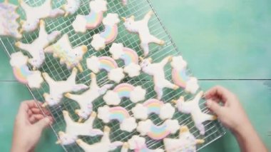 Tek boynuzlu at şekerli kurabiye mavi bir arka plan üzerine Kraliyet krema ile dekore edilmiş