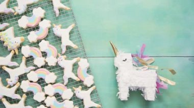 Tek boynuzlu at şekerli kurabiye mavi bir arka plan üzerine Kraliyet krema ile dekore edilmiş