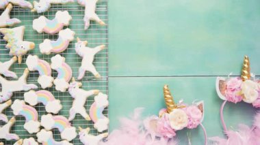 Tek boynuzlu at şekerli kurabiye mavi bir arka plan üzerine Kraliyet krema ile dekore edilmiş