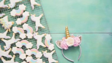 Tek boynuzlu at şekerli kurabiye mavi bir arka plan üzerine Kraliyet krema ile dekore edilmiş