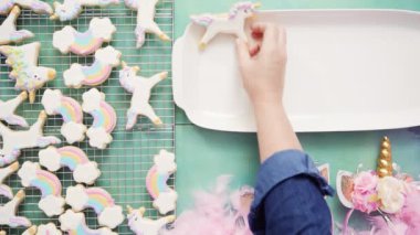 Tek boynuzlu at şekerli kurabiye mavi bir arka plan üzerine Kraliyet krema ile dekore edilmiş