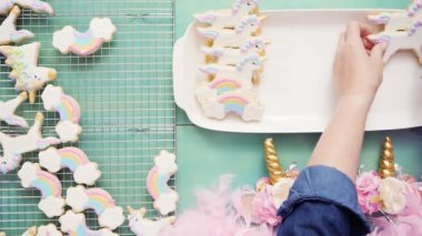 Tek boynuzlu at şekerli kurabiye mavi bir arka plan üzerine Kraliyet krema ile dekore edilmiş