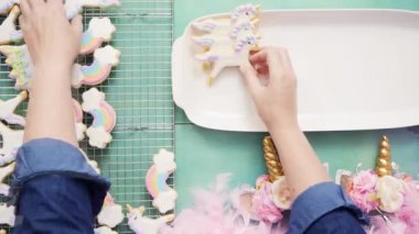 Zaman atlamalı. Tek boynuzlu at şekerli kurabiye mavi bir arka plan üzerine Kraliyet krema ile dekore edilmiş.