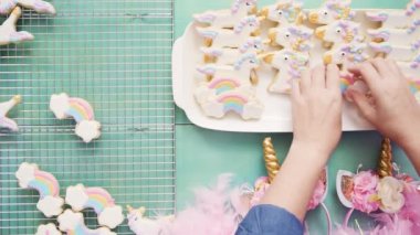 Tek boynuzlu at şekerli kurabiye mavi bir arka plan üzerine Kraliyet krema ile dekore edilmiş