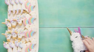 Tek boynuzlu at şekerli kurabiye mavi bir arka plan üzerine Kraliyet krema ile dekore edilmiş.