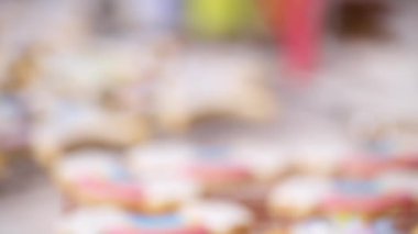 Tek boynuzlu at şekerli kurabiye raf kurutma üzerinde Kraliyet buzlanma ile dekore edilmiş