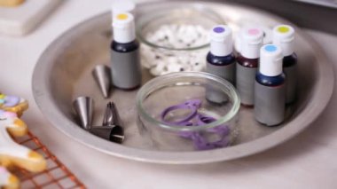 Tek boynuzlu at şekerli kurabiye raf kurutma üzerinde Kraliyet buzlanma ile dekore edilmiş