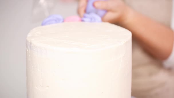 循序渐进 糕点厨师管奶油奶油霜在独角兽蛋糕小女孩生日聚会 — 图库视频影像