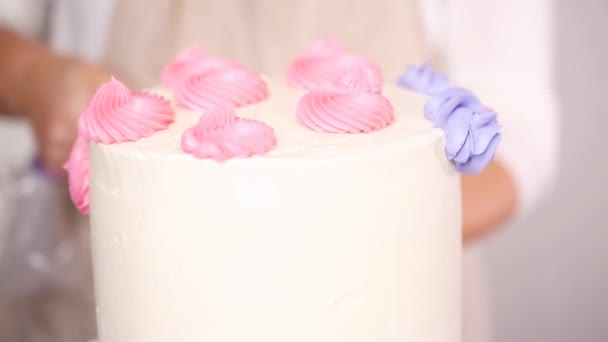 Schritt Für Schritt Konditor Streicht Buttercreme Zuckerguss Auf Einhornkuchen Für — Stockvideo