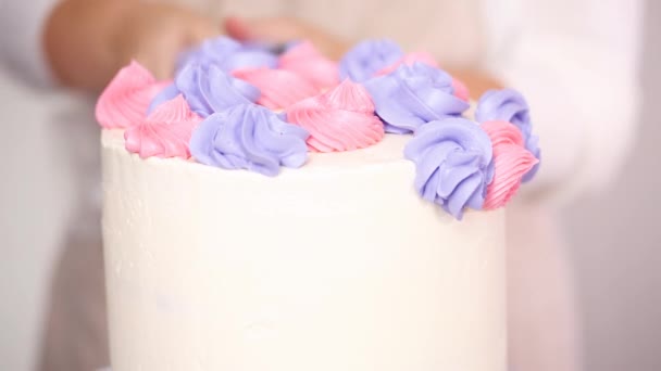 一歩一歩 ペストリー シェフ配管バター クリームの小さな女の子の誕生日パーティーのためユニコーン ケーキのつや消し — ストック動画
