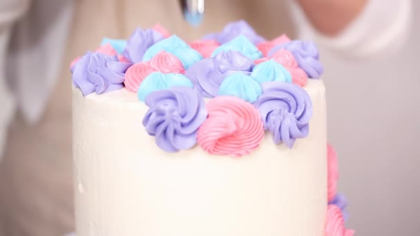 一歩一歩 ペストリー シェフ配管バター クリームの小さな女の子の誕生日パーティーのためユニコーン ケーキのつや消し — ストック動画