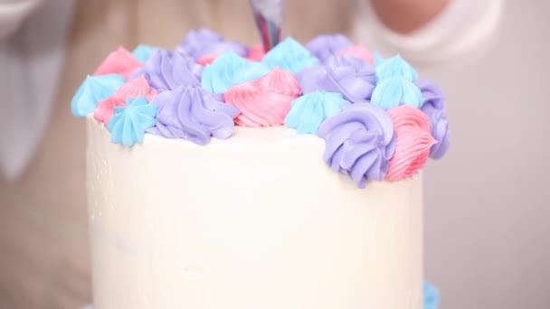 Schritt Für Schritt Konditor Streicht Buttercreme Zuckerguss Auf Einhornkuchen Für — Stockvideo