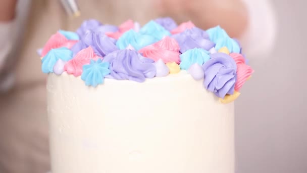 Schritt Für Schritt Konditor Streicht Buttercreme Zuckerguss Auf Einhornkuchen Für — Stockvideo