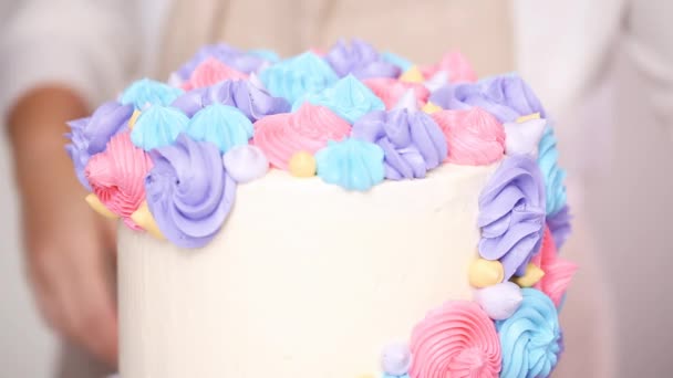 循序渐进 糕点厨师管奶油奶油霜在独角兽蛋糕小女孩生日聚会 — 图库视频影像