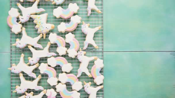 Unicorn Suiker Koekjes Versierd Met Koninklijk Suikerglazuur Een Blauwe Achtergrond — Stockvideo