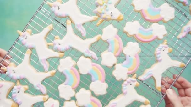 Galletas Azúcar Unicornio Decoradas Con Glaseado Real Sobre Fondo Azul — Vídeos de Stock