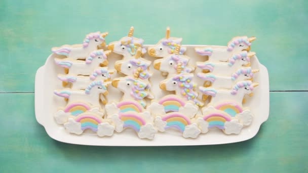 Galletas Azúcar Unicornio Decoradas Con Glaseado Real Sobre Fondo Azul — Vídeo de stock