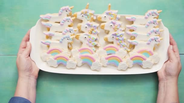 Unicorn Suiker Koekjes Versierd Met Koninklijk Suikerglazuur Een Blauwe Achtergrond — Stockvideo