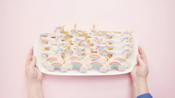 Biscotti Zucchero Unicorno Piatto Servizio Bianco Alla Festa Compleanno Dei — Video Stock
