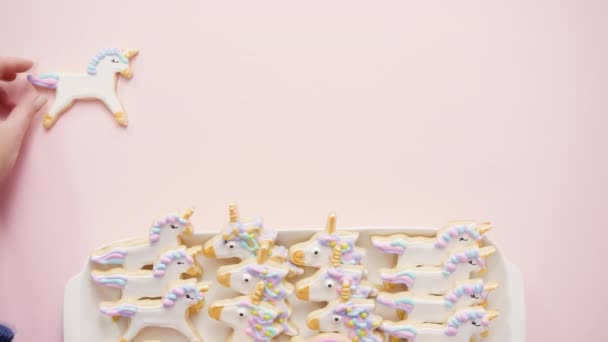 Сахарное Печенье Единорога Украшенное Королевской Глазурью Розовом Фоне — стоковое видео