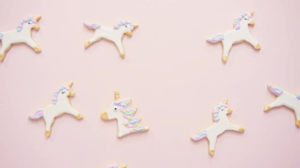 時間の経過 ピンクの背景の高貴なアイシングで飾られたユニコーン シュガー クッキー — ストック動画