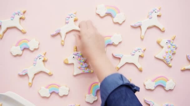 Unicorn Suiker Koekjes Versierd Met Koninklijk Suikerglazuur Een Roze Achtergrond — Stockvideo