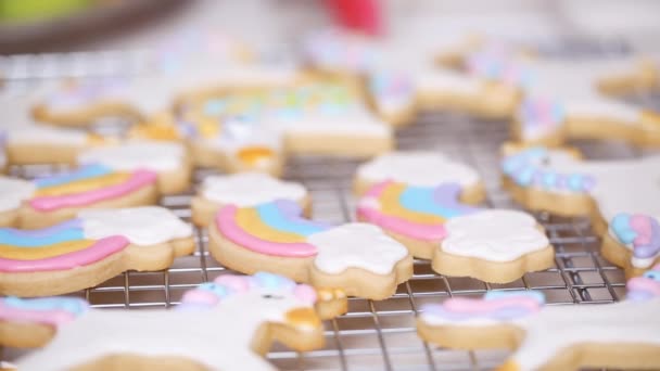 Unicorn Sugar Cookies Inredda Med Royal Icing Torkställ — Stockvideo