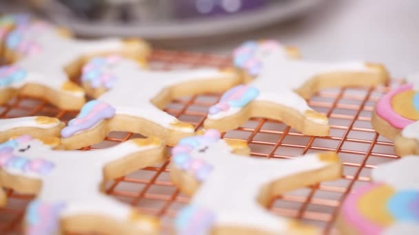 Unicorn Suiker Koekjes Versierd Met Koninklijk Suikerglazuur Het Droogrek — Stockvideo