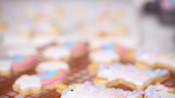Unicorn Suiker Koekjes Versierd Met Koninklijk Suikerglazuur Het Droogrek — Stockvideo